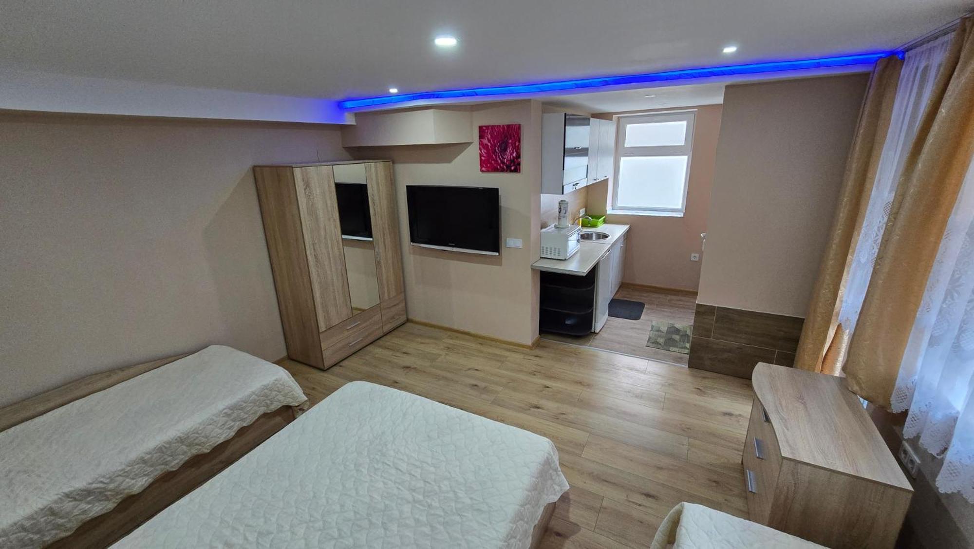 Fema Guest House بالشيك الغرفة الصورة