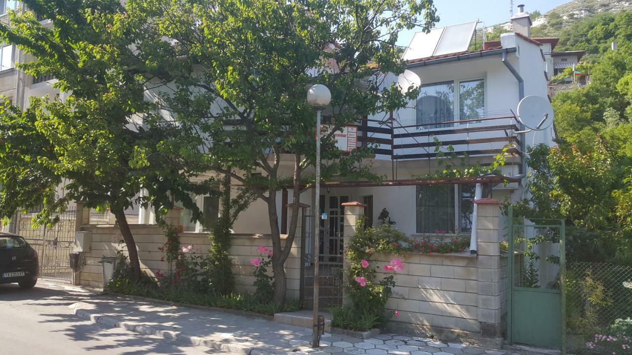 Fema Guest House بالشيك المظهر الخارجي الصورة