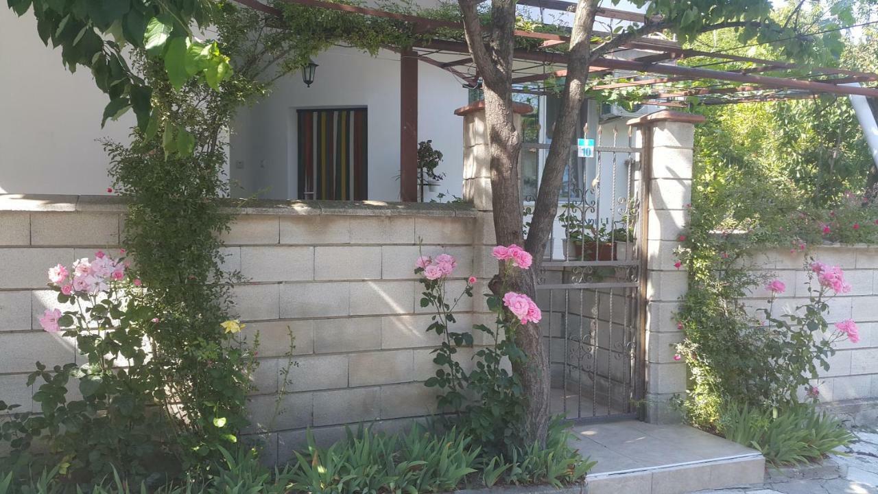 Fema Guest House بالشيك المظهر الخارجي الصورة