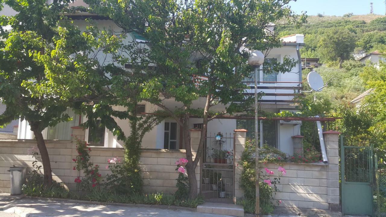 Fema Guest House بالشيك المظهر الخارجي الصورة