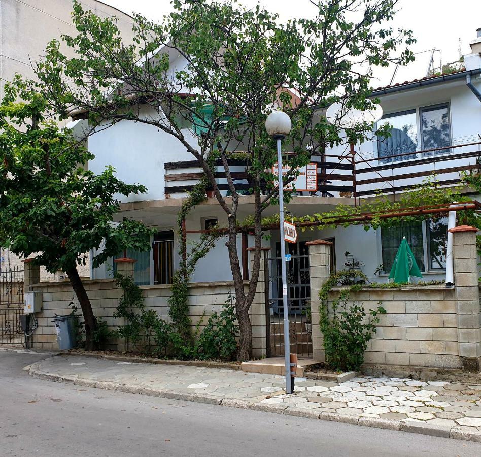 Fema Guest House بالشيك المظهر الخارجي الصورة