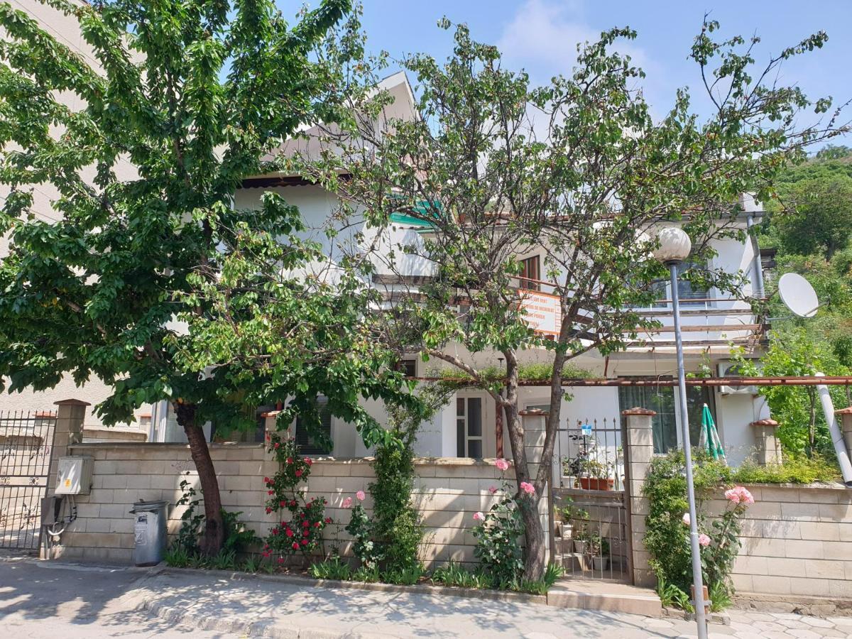Fema Guest House بالشيك المظهر الخارجي الصورة